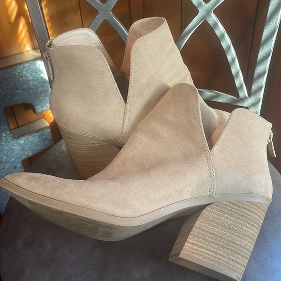 TORRID Pointed Toe V-Cut Bootie - Picture 9 of 9